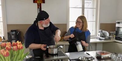 Rebecca Gerdenitsch-Schwarz und Pfarrer Norbert Filipitsch kochen gemeinsam.