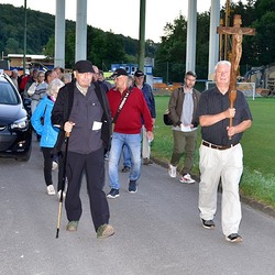 Auf dem Weg zur Station 2 mit Kreuzträger Jobst