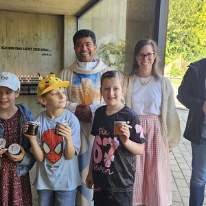 hinten v.l. Pater Rijo, Pfarrgemeinderätin Kathi Graner und Pfarrgemeinderat Andi Reisner