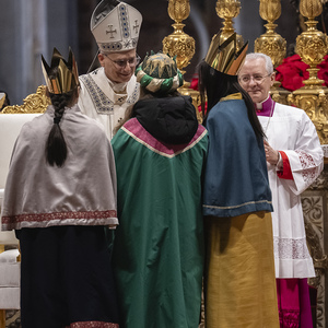 Clara aus der Pfarre Frauenkirchen (grüner Umhang) bringt die gemeinsam mit zwei weiteren Sterinsingerinnen die Gaben zum Heiligen Vater.