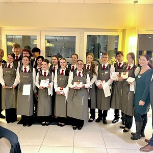 Schüler:innen des Pannoneums Neusiedl im Pflegewohnheim SeneCura Frauenkirchen