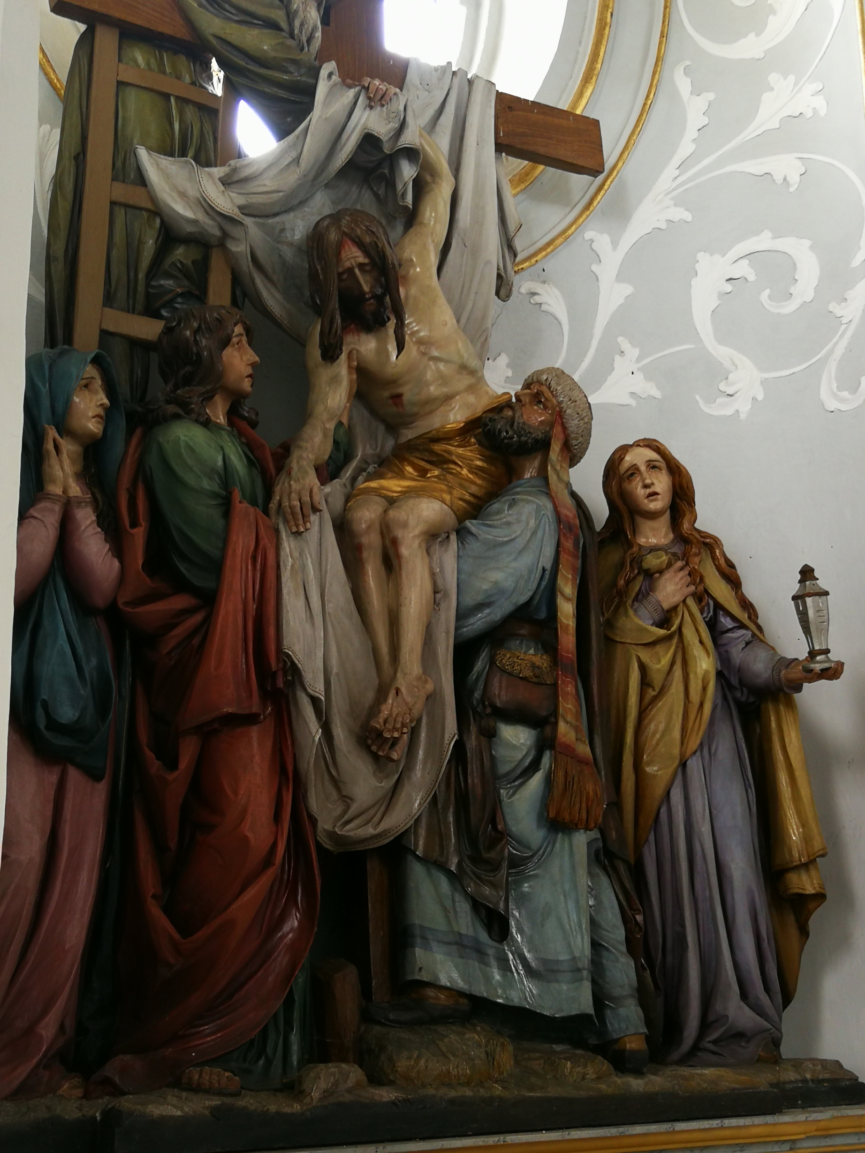 18. Station:  Jesus wird vom Kreuz herabgenommen