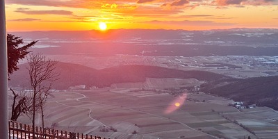 Sonnenaufgang der eine Reflexion des Lichtpunktes auf die Erde wirft