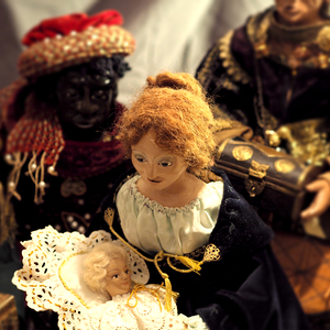 Die Anbetung der Könige (1993-1996), Ton und Textil, Höhe ca. 60 cm, Privatbesitz – gefertigt von Dominik und Maria Magdalena Orieschnig (†2004)