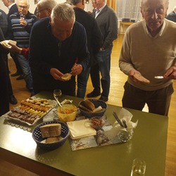 Nach dem Impulsvortrag von Harald Mandl gab es eine kleine Jause und Mehlspeisen im Neudörfler Pfarrheim.