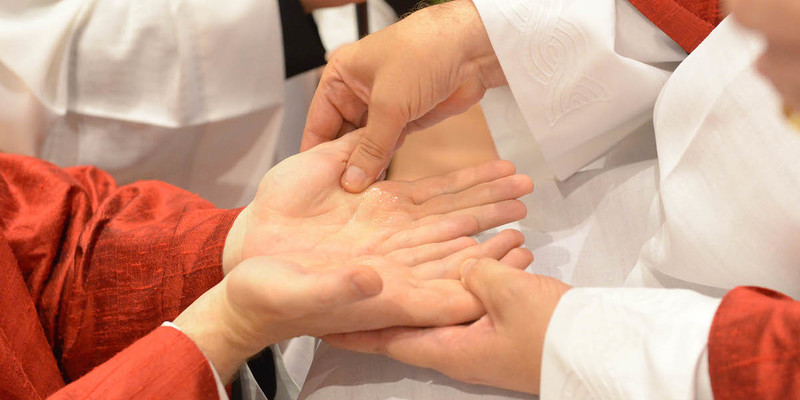 Die Salbung der Hände durch den Bischof, ist einer der Riten während einer Priesterweihe 