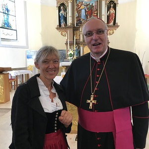 Bischof Zsifkovics dankt Margit Grassmayr, der weiblichen Hälfte der Tiroler Traditions-Glockengiesserei (seit 1599), für die gelungene Glocke, die er seiner Heimatpfarre schenkte