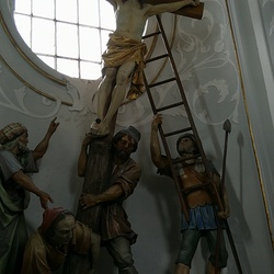 16. Station - Jesus wird am Kreuz erhöht
