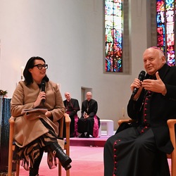 Erzbischof Ladislav Német im Gespräch mit Melanie Balaskovics