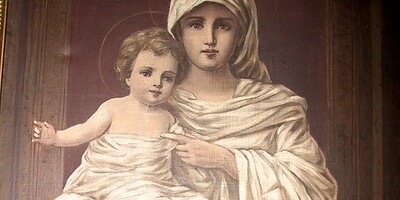Gottesmutter Maria in weißem Gewand mit Jesuskind am Arm