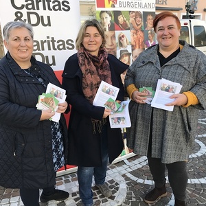 Andrea Lagler, KA-Generalsekretärin, Leiterin Frauenreferat und Alexandra Kern, Bereichsleiterin Caritas beim Verteilen der Aktionskarten in der FUZO in Eisenstadt Karina Ringhofer, 