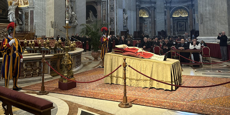 Diözesanbischof Ägidius J. Zsifkovics nahm Abschied von Papst Benedikt XVI. in Rom. Bis 4. Jänner 2023 war die Aufbahrung im Petersdom. Am 5. Jänner 2023 fand das Begräbnis statt.