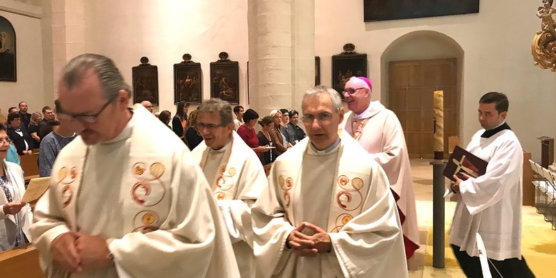 Bischof Zsifkovics feiert mit seinen MitarbeiterInnen  und segnet sie; im Vordergrund Richard Geier (Leiter des Liturgiereferates), Generalvikar Martin Korpitsch und Pastoralamtsleiter Michael Wüger (von links) beim Auszug aus dem Eisenstädter Dom