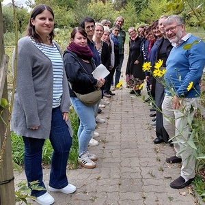 Die Teilnehmenden mit N. Faiman im Pfarrgarten Oberpullendorf