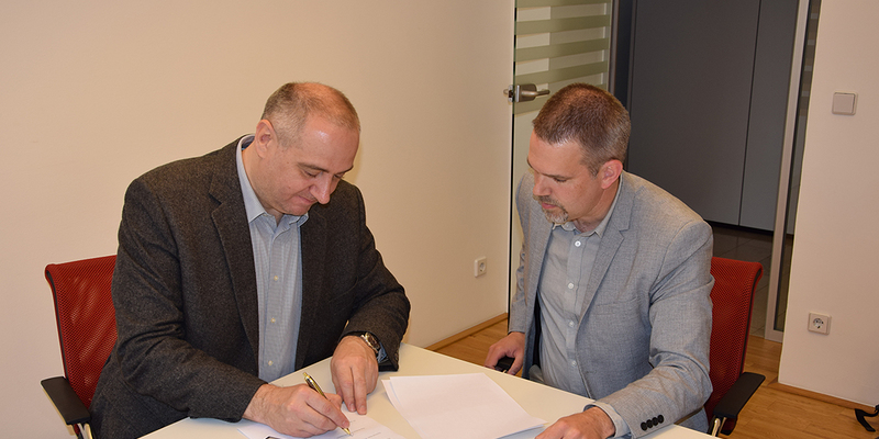 Die Archivare der beiden Diözesen Győr und Eisenstadt, Ádám Vajk und Bernhard Weinhäusel, beim Unterzeichnen des Kooperationsvertrags zur Matrikenbearbeitung.