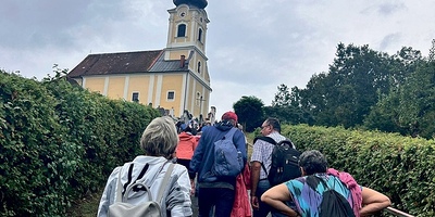 Pilger auf dem Weg zur Kirche.