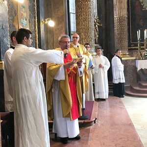 Bischof András Veres von Györ begrüßt die burgenlandkroatischen Pilger aus drei Ländern und vier Diözese
