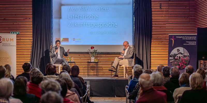 Lukas Pallitsch und Martin Jäggle beim gelungenen Auftakt für das neue Bildungsformat 'Den Blick weiten. Literarische Zukunftsgespräche'