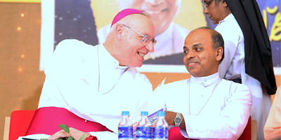 Bischof Ägidius J. Zifkovics mit Bischof Jose Pulickal anlässlich dessen Inthronisation am 3. Februar 2020 in der südindischen Partnerdiözese Kanjirapally.