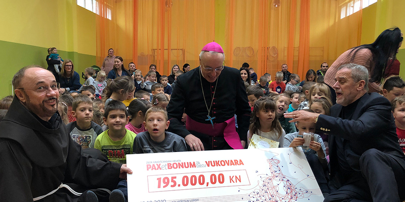 Für die Kinder von Vukovar: Vereinsfunktionär P. Bozidar Blažević, Protektor Bischof Zsifkovics und Zagrebs Bürgermeister Milan Bandić