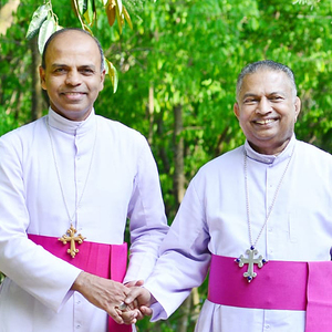 Bereitete seinem Nachfolger einen guten Weg: Mathew Arackal (rechts im Bild) mit Jose Pulickal, dem neuen Bischof von Kanjirapally
