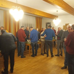 Nach dem Vortrag ließen die Männer den Abend bei Gesprächen ausklingen.