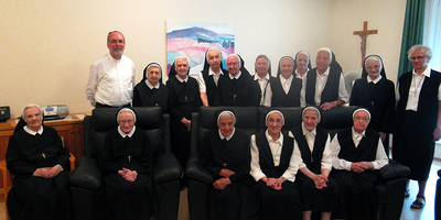 Bischofsvikar P. Lorenz Voith mit den Schwestern vom Göttlichen Erlöser im Provinzhaus in Eisenstadt 
