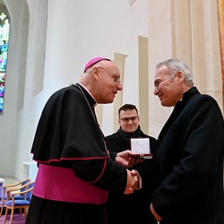 Diözesanbischof Ägidius J. Zsifkovics mit Peter Nemeth