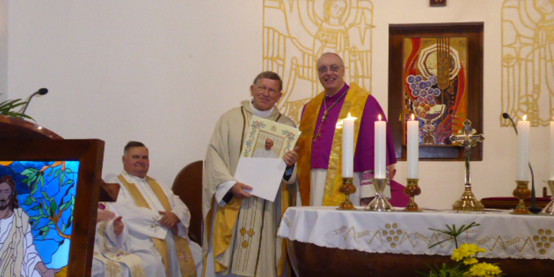 Im Rahmen des Gottesdienstes überreichte Diözesanbischof Zsifkovics dem Jubilar die offizielle Ernennung zum Ehrenkanonikus der Diözese Eisenstadt sowie ein päpstliches Gratulationsschreiben.