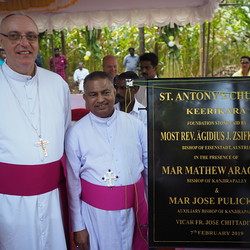 Der feierliche Moment wird auf Stein festgehalten