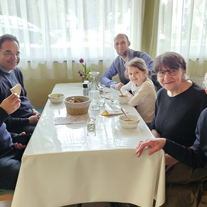 Pater Rijo, Pater Kuruvila, Pfarrkuratorin Gerti Ankerl und Diakon D. Peter Zotti