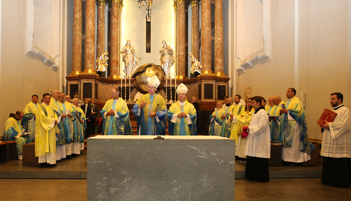 Bei der Festmesse: Pfarrer Željko Odobašić, Diözesanbischof Ägidius J. Zsifkovics und Festprediger Bischof Petar Palić (v.l.n.r.) 