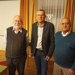 v. l. n. r.: Pfarrer Josef Giefing (geistlicher KMB-Dekanatsbetreuer), Referent Harald Mandl, KMB-Dekanatsobmann Karl Graf