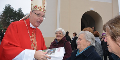 Bischof Zsifkovics verteilte nach dem Gottesdienst kostenlose Exemplare des 'martinus' an die Gläubigen.