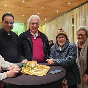 Pater Kuruvila mit Gästen