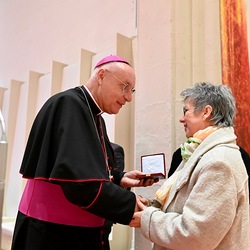 Diözesanbischof Ägidius J. Zsifkovics mit Grünen-Politikerin Regina Petrik