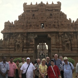 Vor dem Tor zum weltberühmten Brahadishvara-Tempel