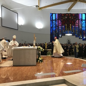 Die Bischöfe Zsifkovic und Palić beim Gottesdienst für die Diaspora-Kroaten (im Hintergrund das von der Diözese Eisenstadt gestiftete Apostel-Fenster)