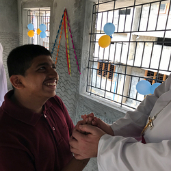 Aber nur einer getraute sich zu fragen, ob er es auch aufsetzen darf